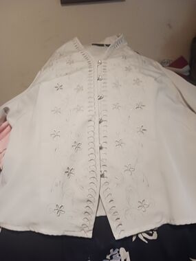 Laura Scott White Embroidered Button-Front Blouse